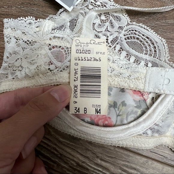 💔sold 💔Vintage floral and lace Oscar de la Renta Bra 34B with tags - Picture 2 of 2